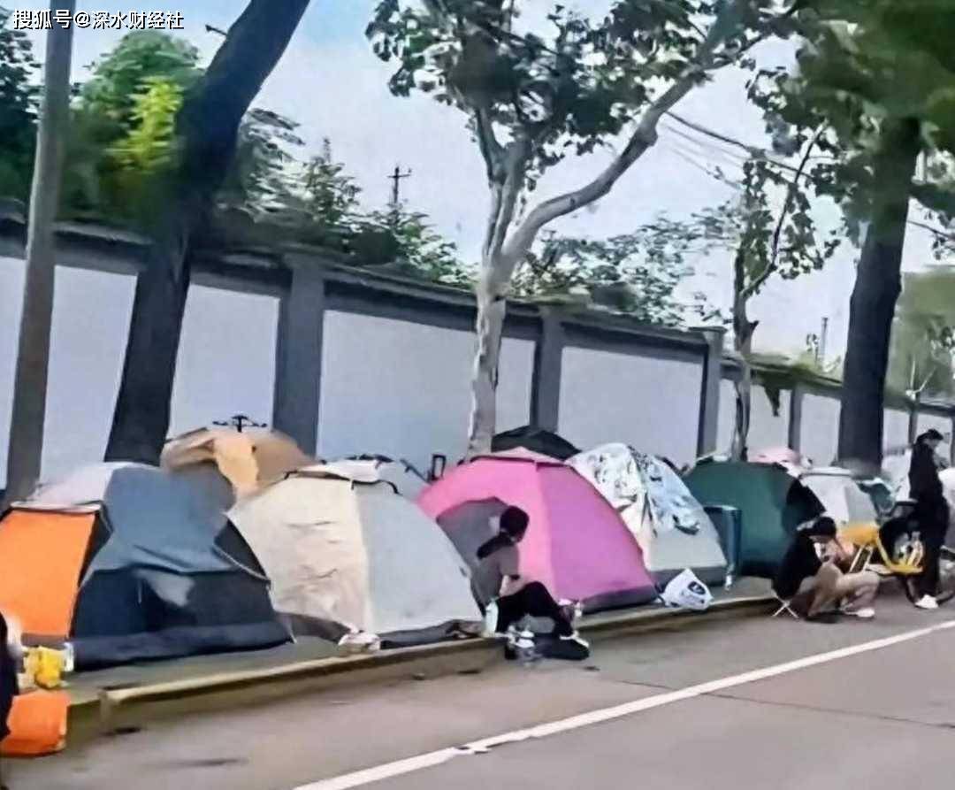 大军:年轻人开始对坐地起价说不!AG真人百家家乐平台景区外的帐篷(图2) 大军:年轻人开始对坐地起价说不!AG真人百家家乐平台景区外的帐篷(图2)