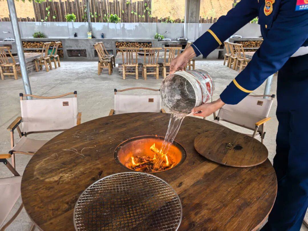 全“营” 户外消防安全隐患全扫清AG真人直营直播预告丨打卡秋游安(图3) 全“营” 户外消防安全隐患全扫清AG真人直营直播预告丨打卡秋游安(图3)